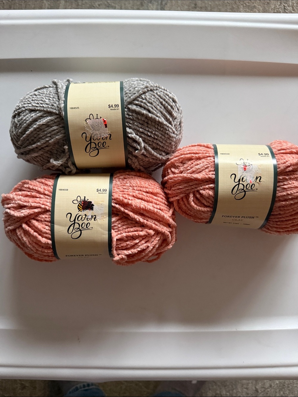Yarn Bee Forever Plush
Size:3.5 oz ea
Color:pewter & clay
Lot of 3 
NWT